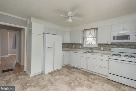 526 Bayside Dr, Dundalk, MD 21222 photo 9