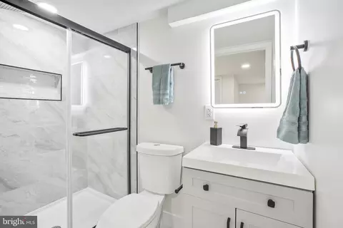 Bath - 5416 Whitlock Rd, Baltimore, MD 21229 photo 3 of 3