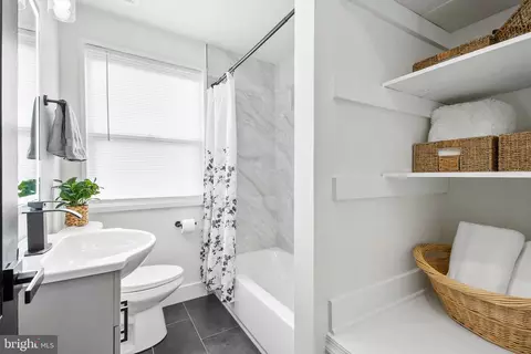 Bath - 5416 Whitlock Rd, Baltimore, MD 21229 photo 1 of 3