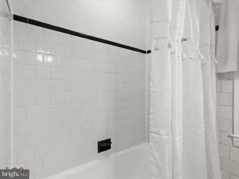 Bath - 317 Overbrook Rd, Baltimore, MD 21212 photo 3 of 4