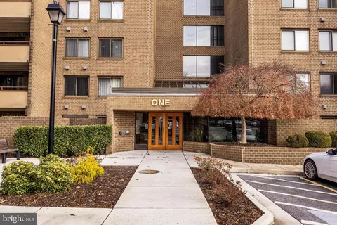 1 High Stepper Ct #302, Pikesville, MD 21208