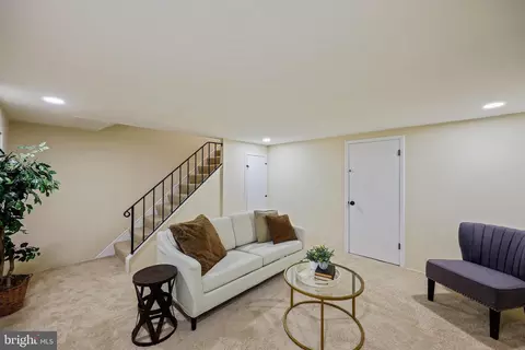 Living - 4353 Crest Heights Rd, Baltimore, MD 21215 photo 4 of 5