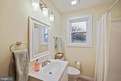 Bath - 4353 Crest Heights Rd, Baltimore, MD 21215 photo 2 of 5