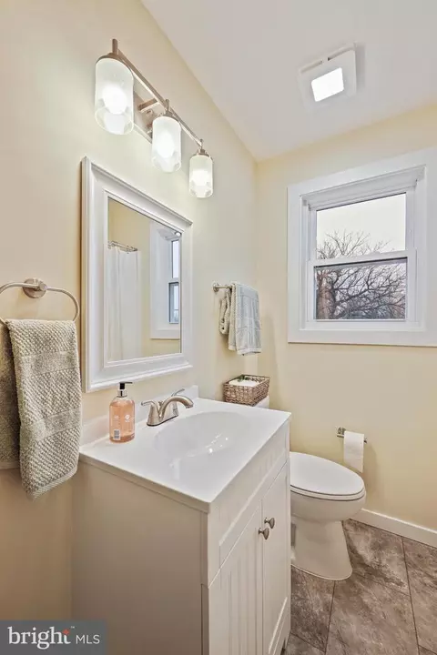 Bath - 4353 Crest Heights Rd, Baltimore, MD 21215 photo 3 of 5