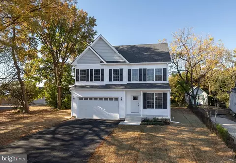 210 Riverside Dr, Essex, MD 21221
