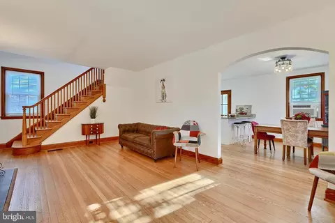 Entry Way - 3004 Dunmore Rd, Dundalk, MD 21222 photo 3 of 4