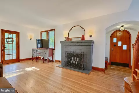Entry Way - 3004 Dunmore Rd, Dundalk, MD 21222 photo 2 of 4
