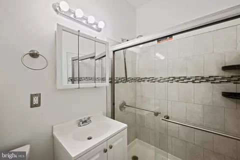 Bath - 1014 Leeds Ave, Baltimore, MD 21229 photo 3 of 5