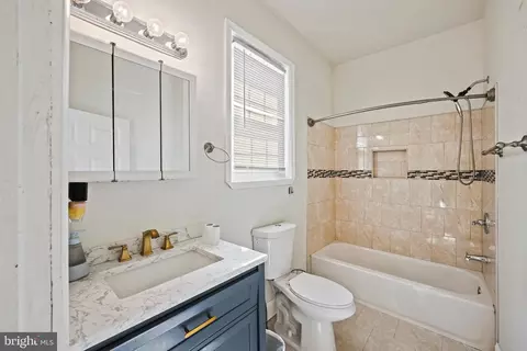 Bath - 1014 Leeds Ave, Baltimore, MD 21229 photo 2 of 5