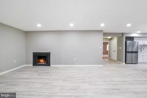 Living - 8 Longstream Ct #101, Baltimore, MD 21209 photo 3 of 8