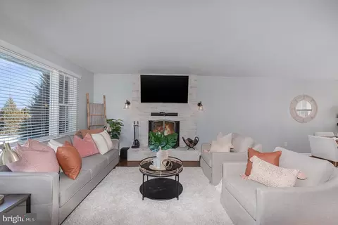 Living - 6403 Lewis Rd, Baldwin, MD 21013 photo 1 of 2