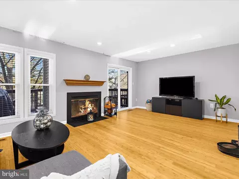 Living - 6936 Clearwind Ct, Baltimore, MD 21209 photo 2 of 6