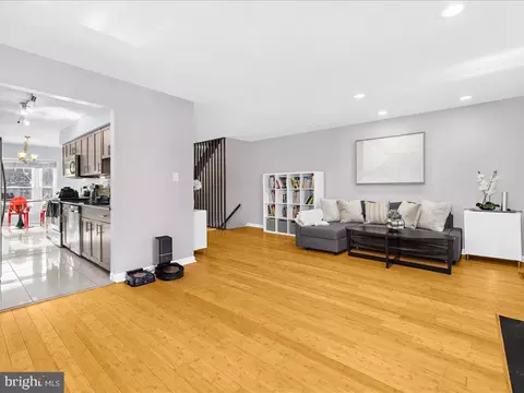 Living - 6936 Clearwind Ct, Baltimore, MD 21209 photo 3 of 6