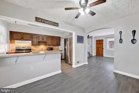Entry Way - 2013 Wareham Rd, Dundalk, MD 21222 photo 4 of 5