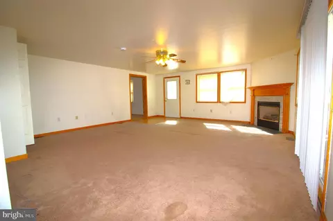 Living - 7613 Maple Rd, Dundalk, MD 21222 photo 5 of 8
