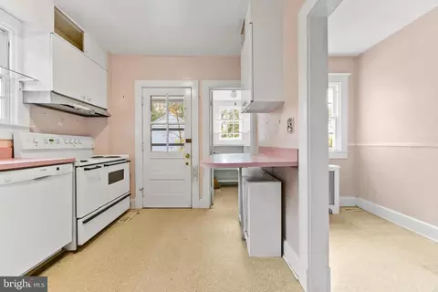 Entry Way - 6405 Pinehurst Rd, Baltimore, MD 21212 photo 4 of 15