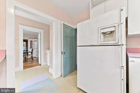Entry Way - 6405 Pinehurst Rd, Baltimore, MD 21212 photo 5 of 15