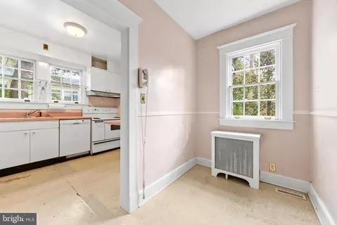 Entry Way - 6405 Pinehurst Rd, Baltimore, MD 21212 photo 6 of 15