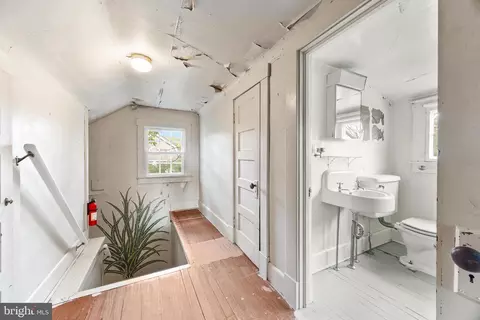 Entry Way - 6405 Pinehurst Rd, Baltimore, MD 21212 photo 14 of 15