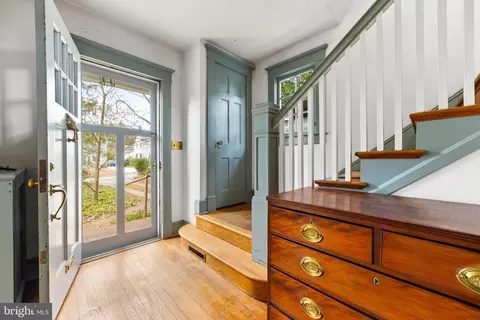Entry Way - 6405 Pinehurst Rd, Baltimore, MD 21212 photo 1 of 15