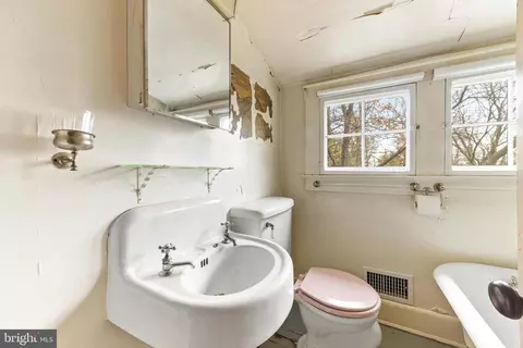 Bath - 6405 Pinehurst Rd, Baltimore, MD 21212 photo 4 of 5