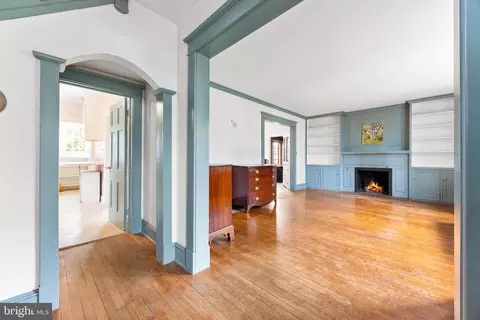 Entry Way - 6405 Pinehurst Rd, Baltimore, MD 21212 photo 2 of 15