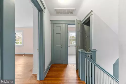 Entry Way - 6405 Pinehurst Rd, Baltimore, MD 21212 photo 10 of 15