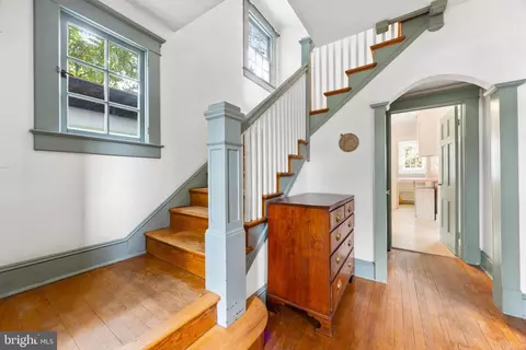 Entry Way - 6405 Pinehurst Rd, Baltimore, MD 21212 photo 3 of 15