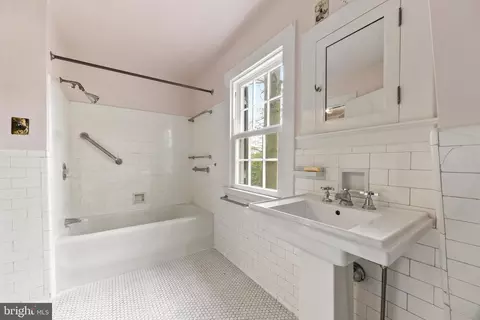 Bath - 6405 Pinehurst Rd, Baltimore, MD 21212 photo 2 of 5