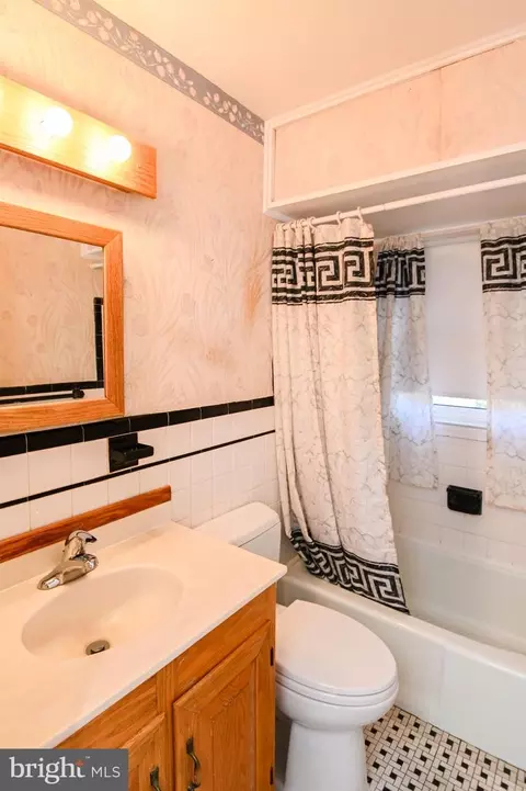 Bath - 1 Irving Pl, Baldwin, MD 21013 photo 2 of 4