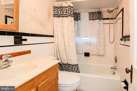 Bath - 1 Irving Pl, Baldwin, MD 21013 photo 1 of 4