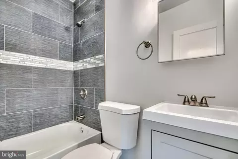 Bath - 2995 Yorkway, Dundalk, MD 21222 photo 2 of 5