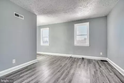 Living - 2995 Yorkway, Dundalk, MD 21222 photo 4 of 5