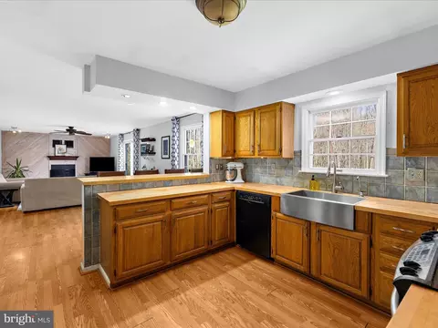 Kitchen - 18718 Falls Rd, Hampstead, MD 21074 photo 3 of 6