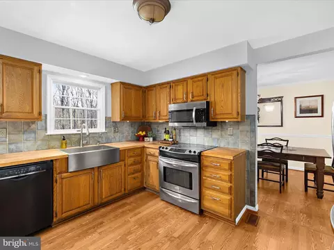 Kitchen - 18718 Falls Rd, Hampstead, MD 21074 photo 6 of 6