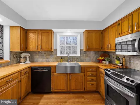 Kitchen - 18718 Falls Rd, Hampstead, MD 21074 photo 4 of 6