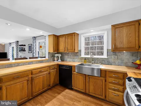 Kitchen - 18718 Falls Rd, Hampstead, MD 21074 photo 5 of 6