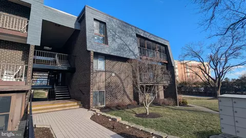 7 Stonehenge Cir #7-4, Pikesville, MD 21208