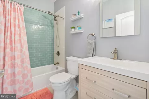 Bath - 8901 Chesapeake Ave, Sparrows Point, MD 21219 photo 3 of 6