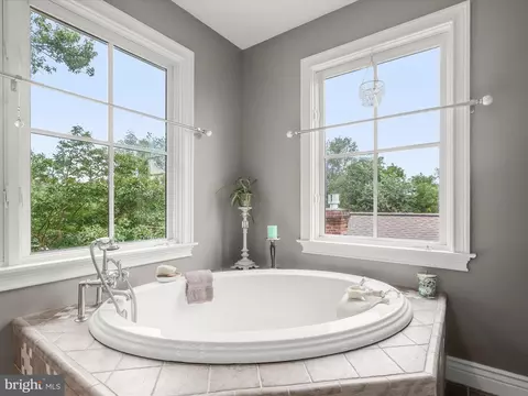 Bath - 4932 Jenkins Ln, Baldwin, MD 21013 photo 5 of 8