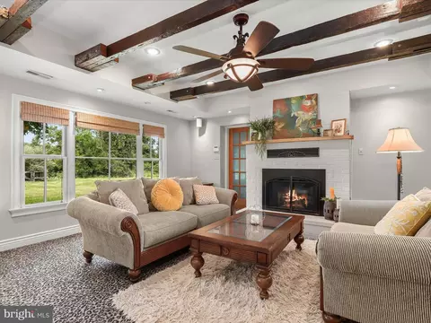 Living - 4932 Jenkins Ln, Baldwin, MD 21013 photo 3 of 6