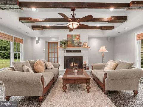 Living - 4932 Jenkins Ln, Baldwin, MD 21013 photo 2 of 6