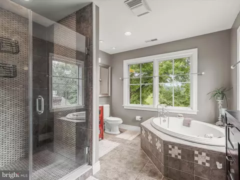 Bath - 4932 Jenkins Ln, Baldwin, MD 21013 photo 4 of 8