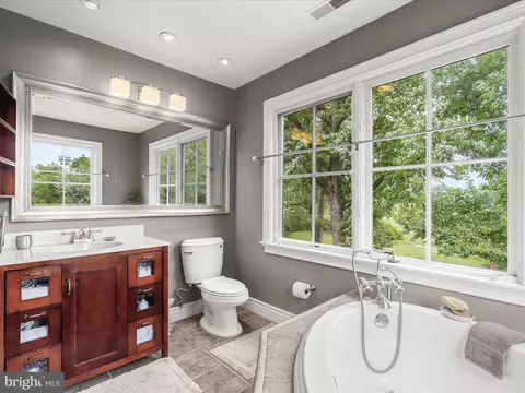 Bath - 4932 Jenkins Ln, Baldwin, MD 21013 photo 6 of 8