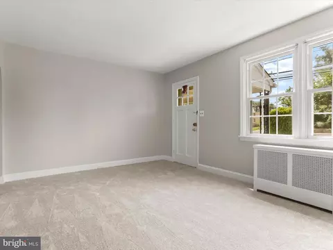 Living - 915 Maiden Choice Ln, Baltimore, MD 21229 photo 3 of 6
