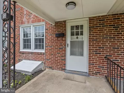 Exterior - 915 Maiden Choice Ln, Baltimore, MD 21229 photo 2 of 5