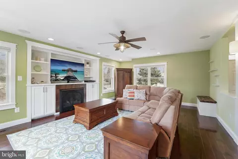 Living - 1235 Engleberth Rd, Essex, MD 21221 photo 2 of 3