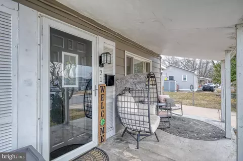 Exterior - 21 Glider Dr, Middle River, MD 21220 photo 4 of 9