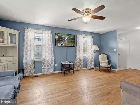 Living - 1543 S Rolling Rd, Halethorpe, MD 21227 photo 3 of 4