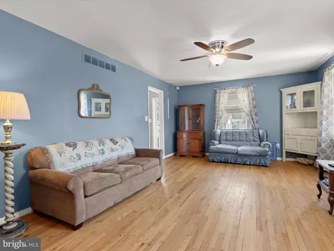 Living - 1543 S Rolling Rd, Halethorpe, MD 21227 photo 2 of 4